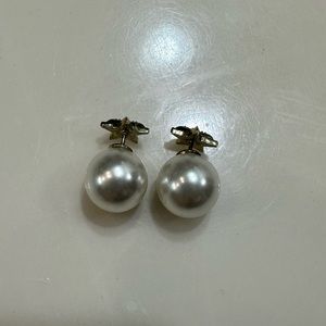 🦋 3/$9 Pearl Tribal star rhinestone earrings Eggshell Gold color double sided